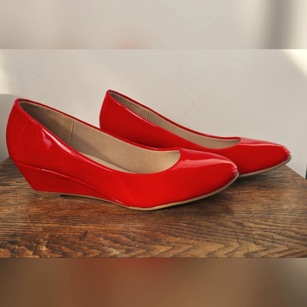Forever Womens Red Patent Leather Wedge Heels